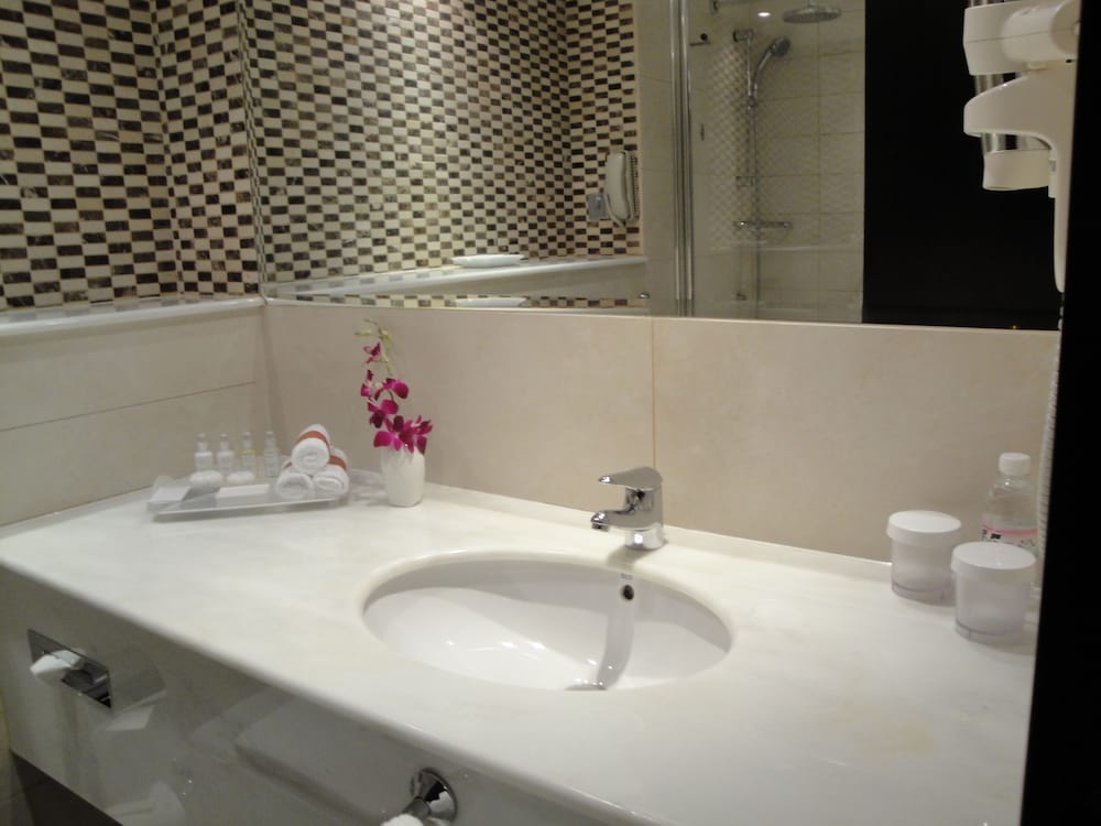 غرفة قياسية بسرير كينج للمدخنين، فندق كراون بلازا جدة(Crowne Plaza Jeddah) 6/8