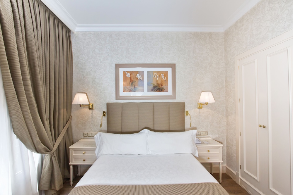 ROOM, SINGLE