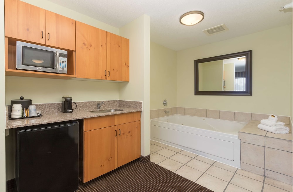 White Pines Inn & Suites of Holland 10/48