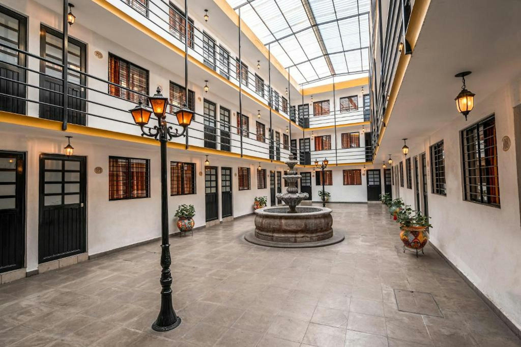 Cinco de Mayo Hotel 22/25