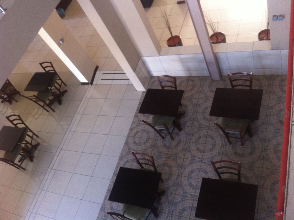 Emerald Hotel 5/32