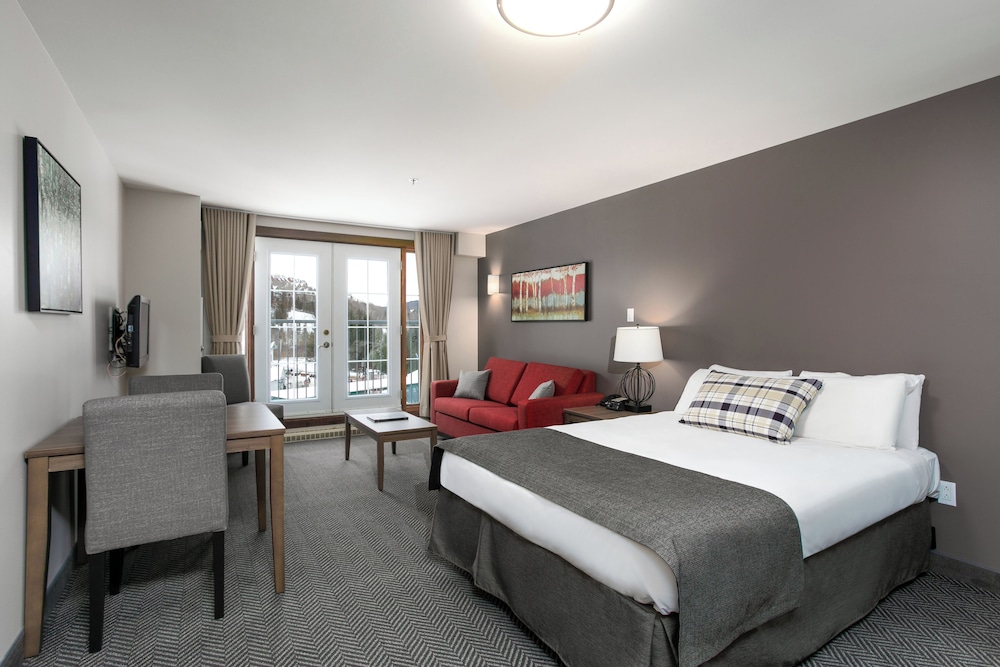 STANDARD, QUEEN BED, SOFA