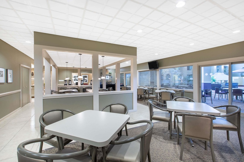 Ramada by Wyndham Midtown Grand Island 26/30