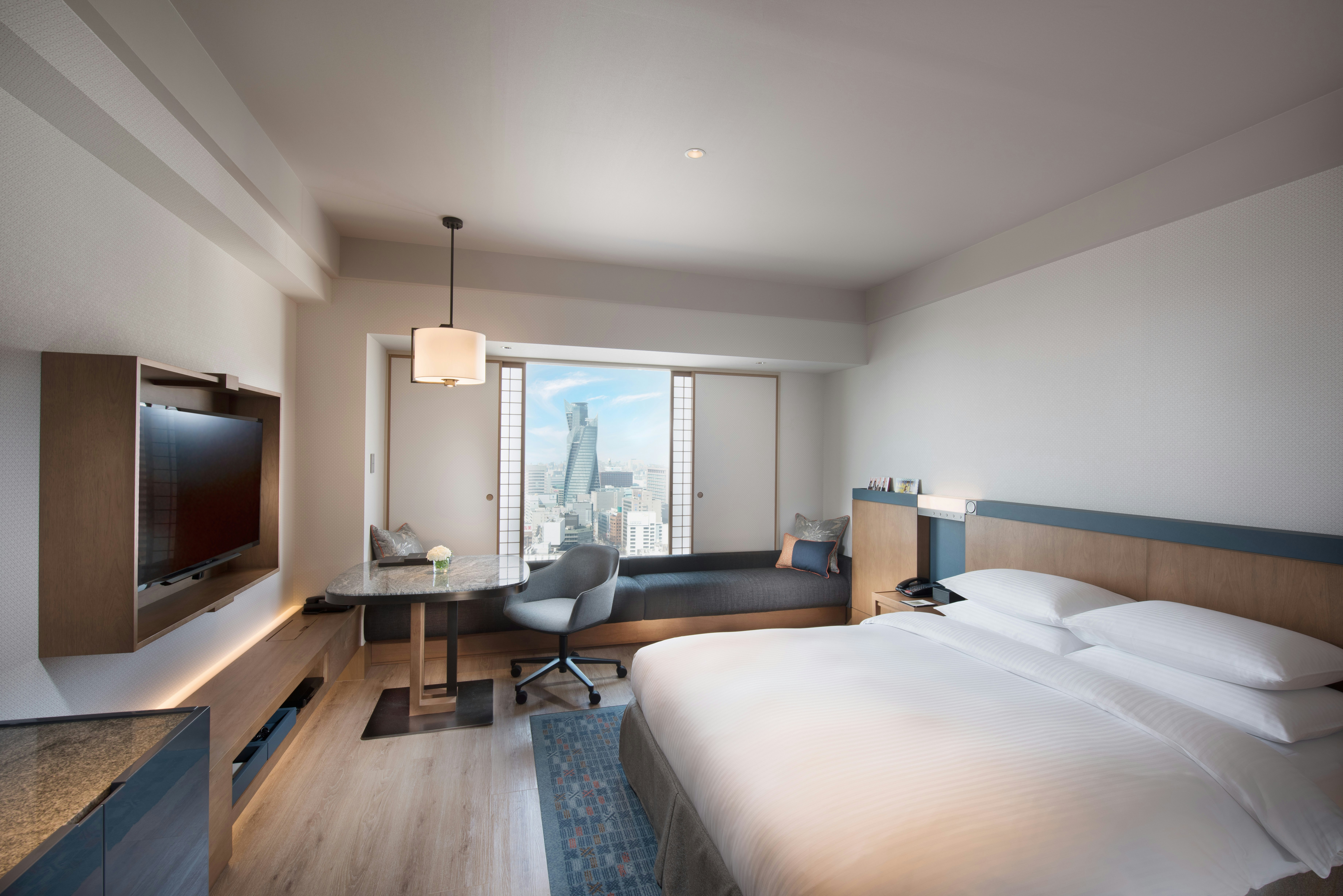 EXECUTIVE, KING BED