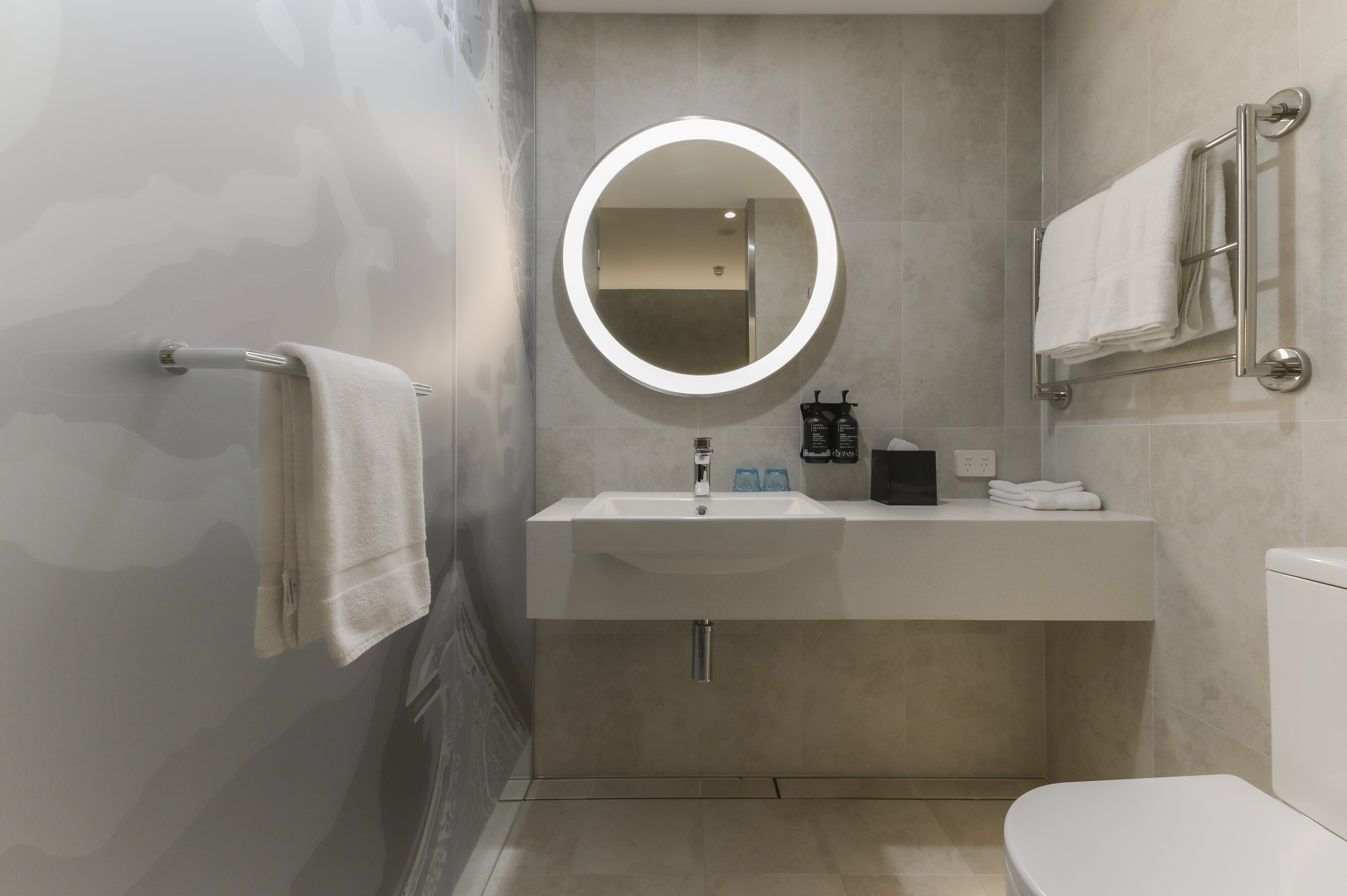 Holiday Inn Express & Suites Sunshine Coast, an IHG Hotel 50/50
