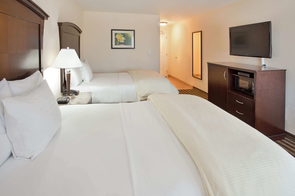 La Quinta Inn & Suites by Wyndham Fowler 21/61