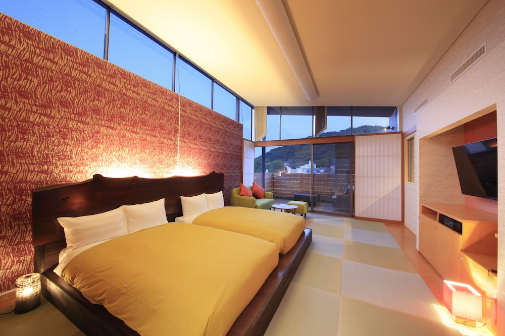 JAPANESE, TWIN BEDS, 2 FUTON BEDS, OUTDOOR BATH