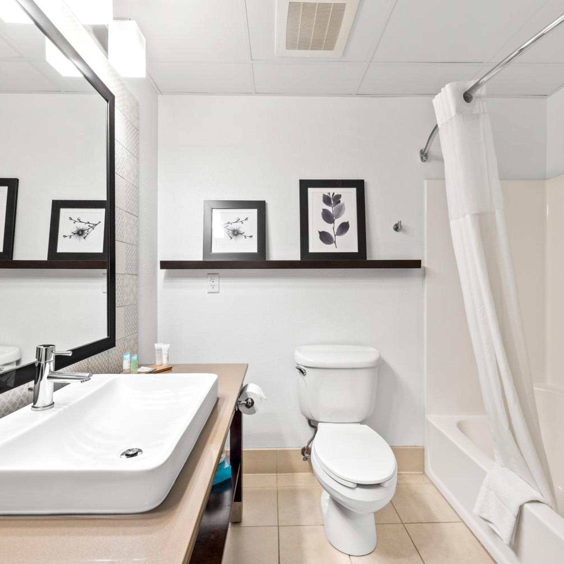 Deluxe, Suite, King Bed, Marinette WI Hotel 5/9