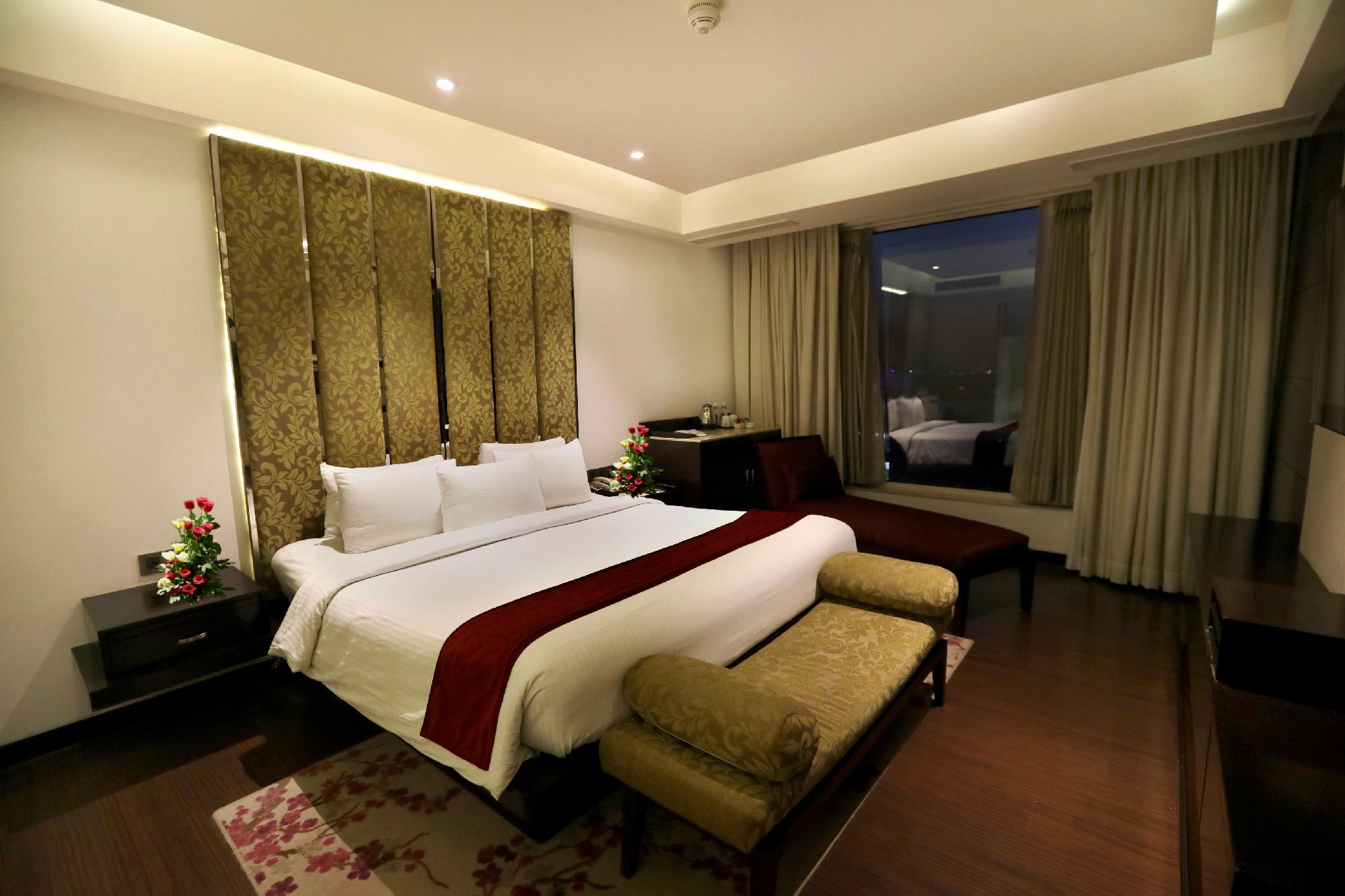 Suite, Single Bed, Bathtub