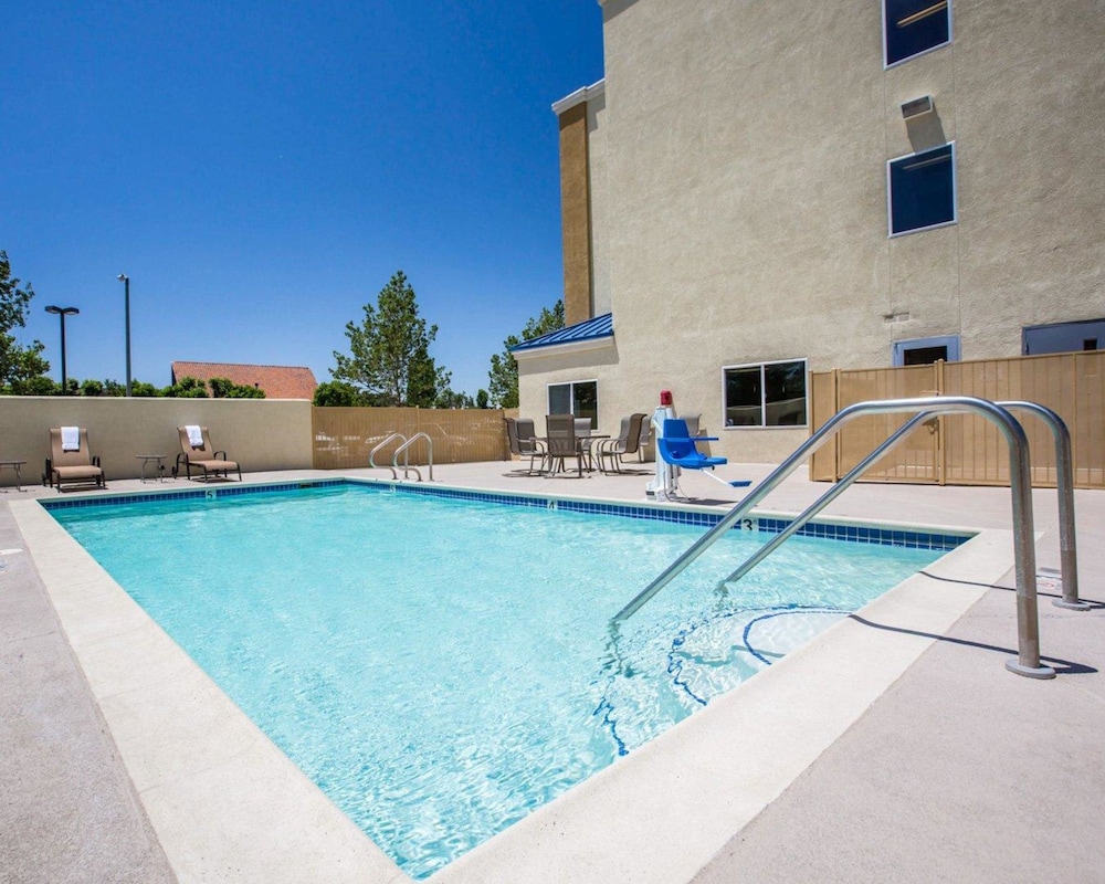 Comfort Suites Victorville-Hesperia 36/56