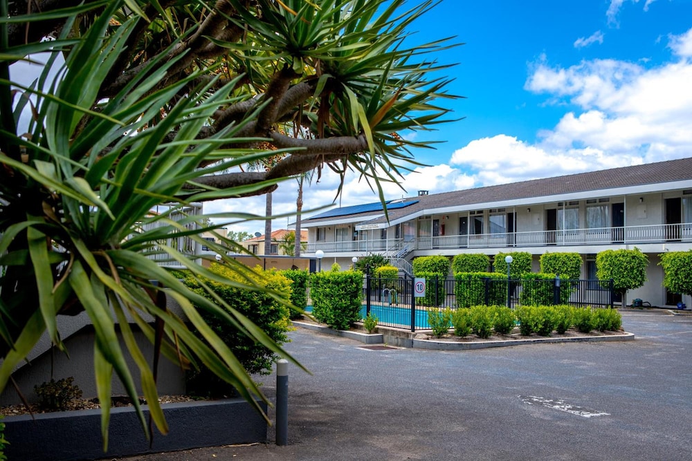 PARK MOTOR INN 51/54