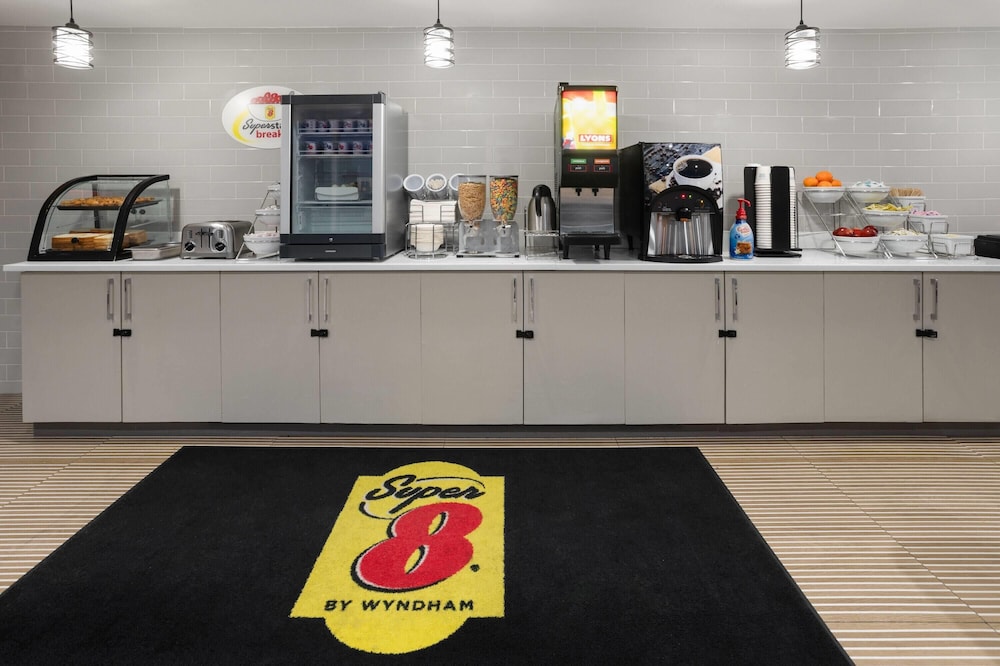 Super 8 by Wyndham Bronx Near Stadium 7/40