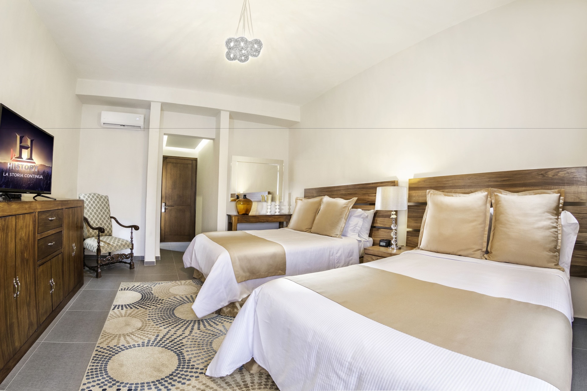 DELUXE, 2 DOUBLE BEDS