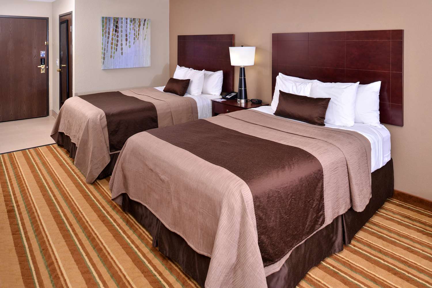 غرفة بسريرين كوين، Old Mill Inn Omaha NE 2/4