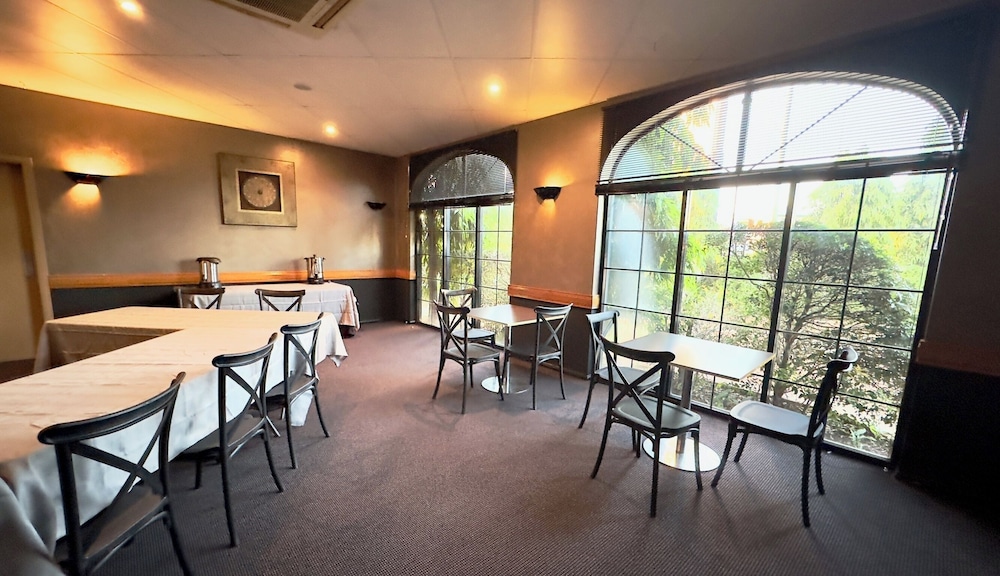 MACKAY RESORT MOTEL 52/65