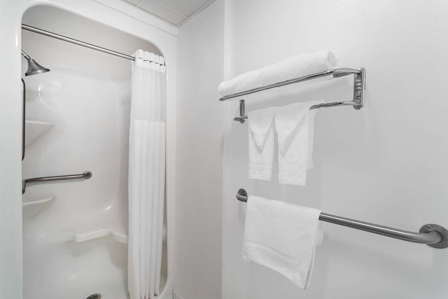 Howard Johnson By Wyndham Waukegan Great Lakes 23/23