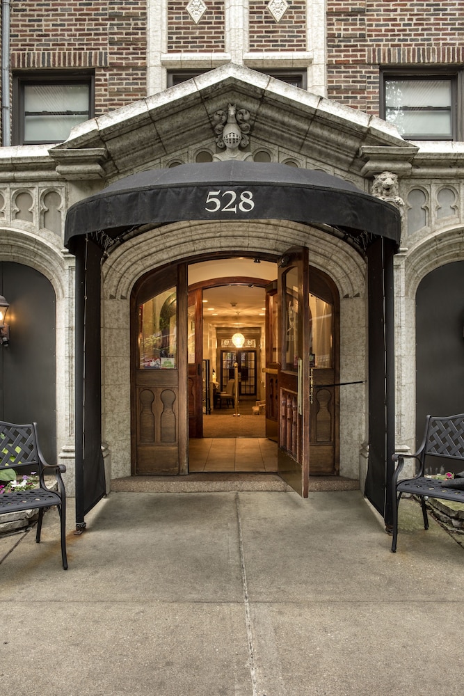 Majestic Hotel 7/37