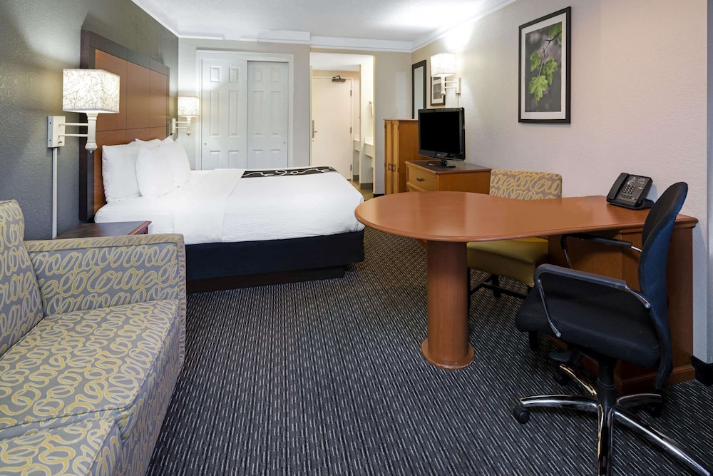 La Quinta Inn & Suites by Wyndham Buena Park 39/44