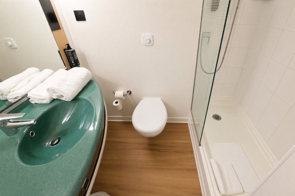 Ibis Lyon Est Bron 67/67