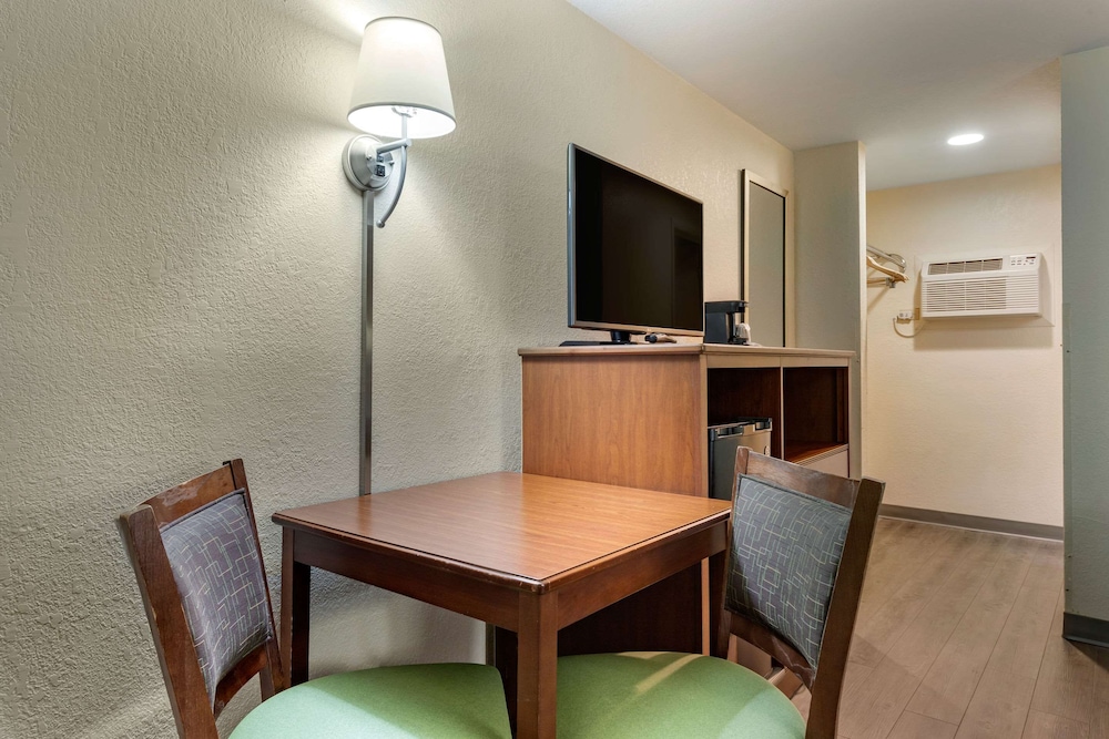 Econo Lodge Cherokee, NC 21/27