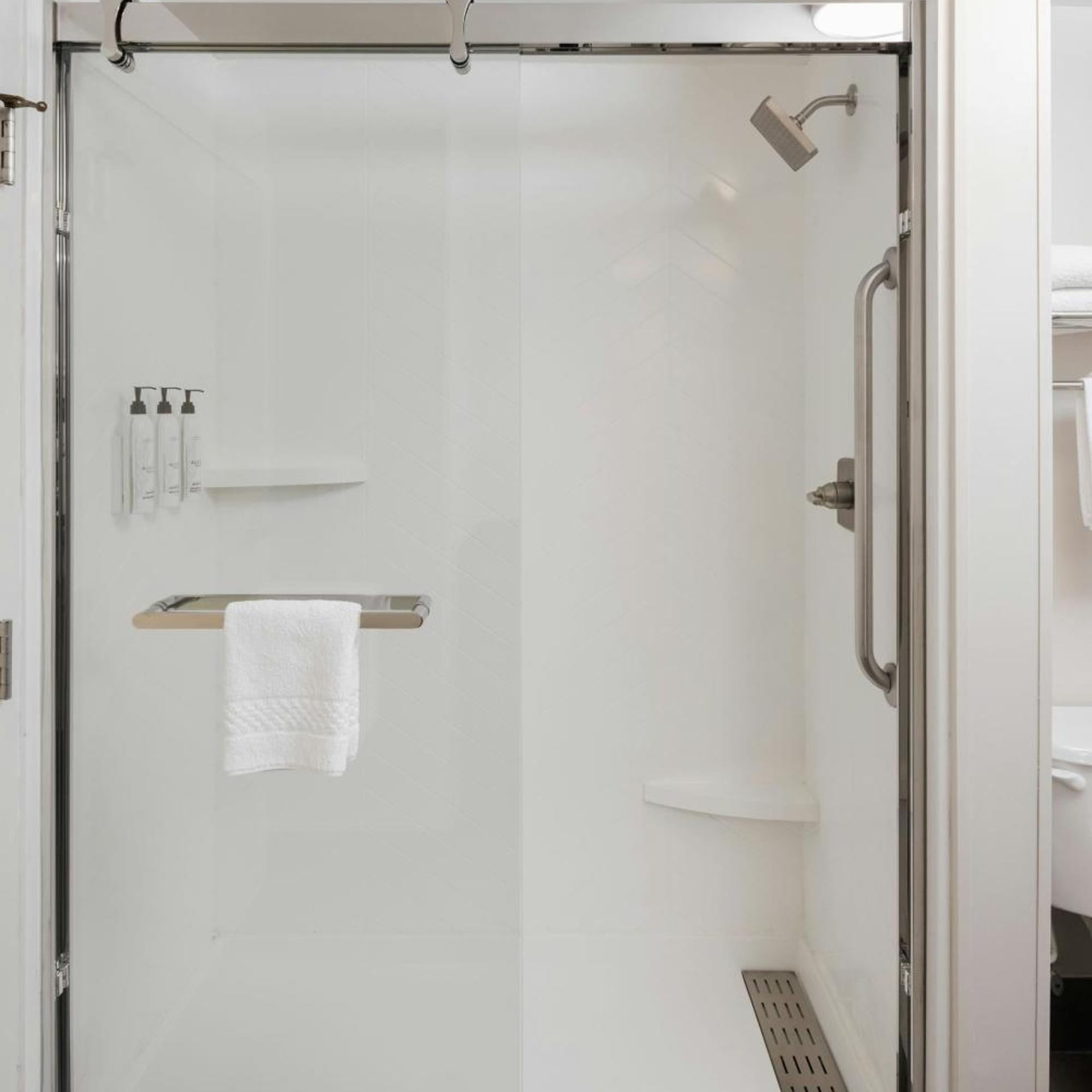 غرفة بسرير كينج بحوض استحمام لذوي الإعاقة، Fairfield Inn Suites Muskegon Norton Shores 4/5