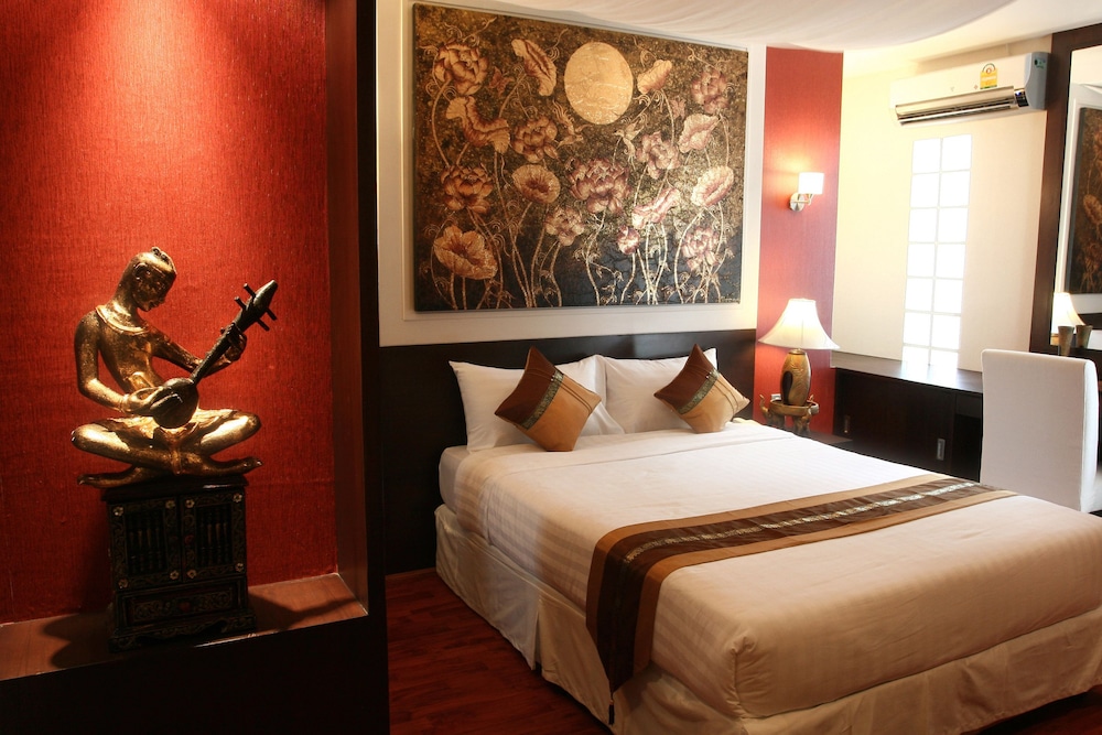 Mirth Sathorn Hotel 11/39