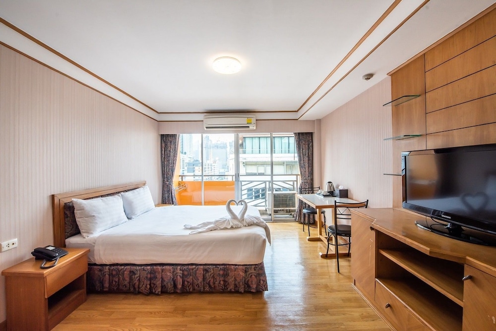 SUPERIOR, STUDIO, QUEEN BED