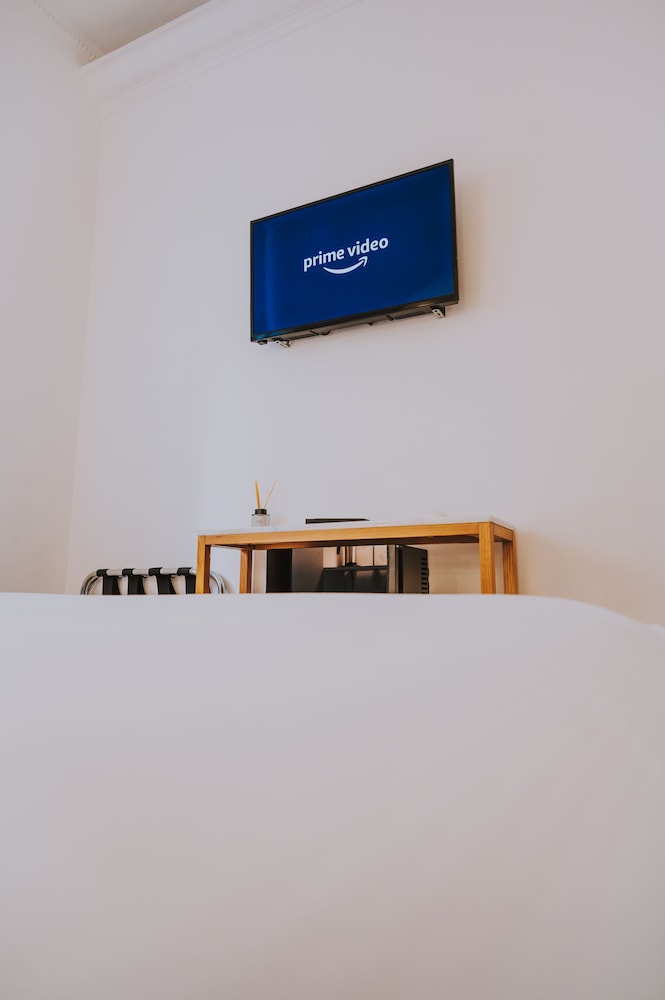 ROOM, DOUBLE BED