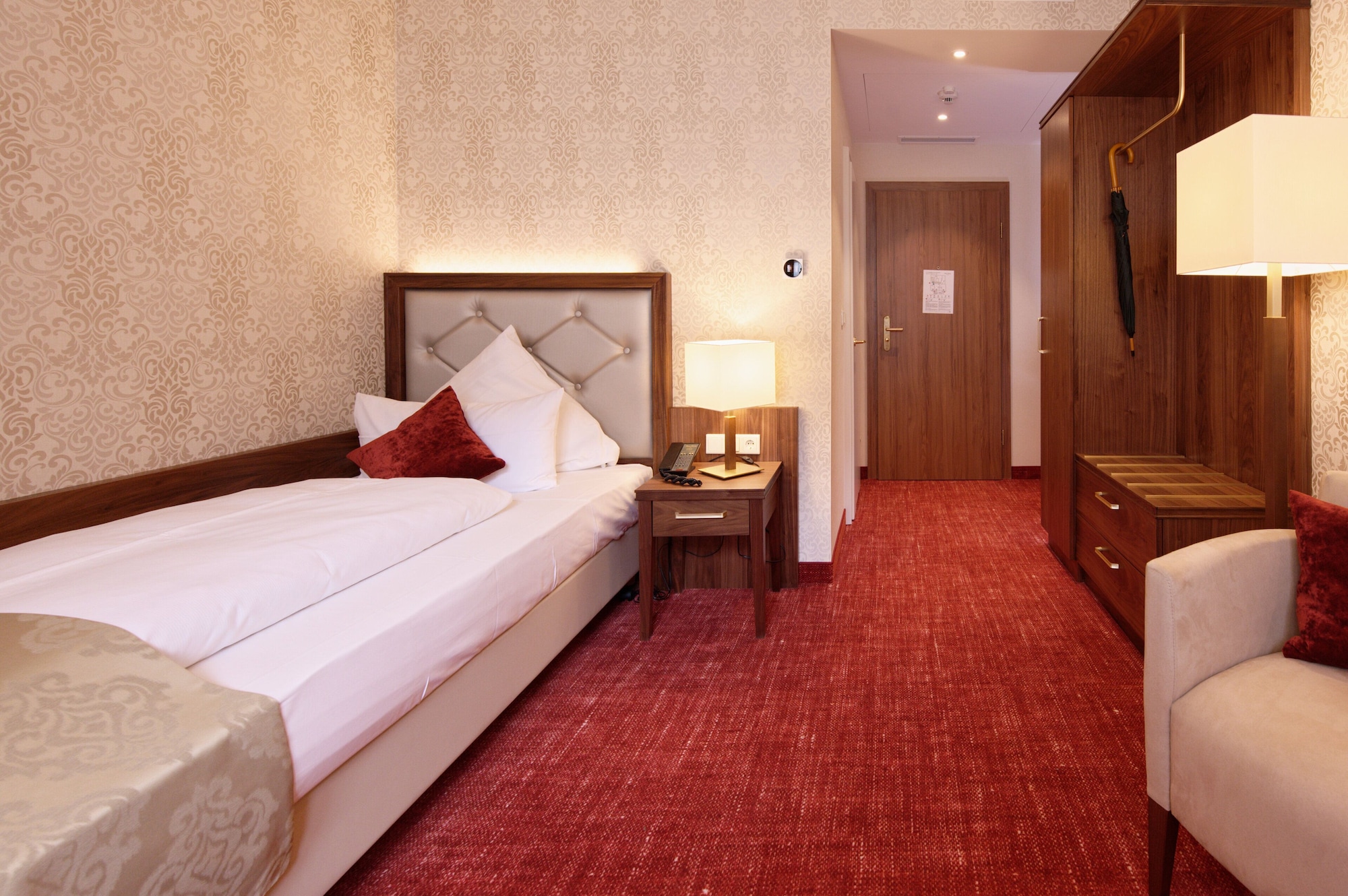 GRAND, SINGLE, SINGLE BED, COURTYARD VIEW