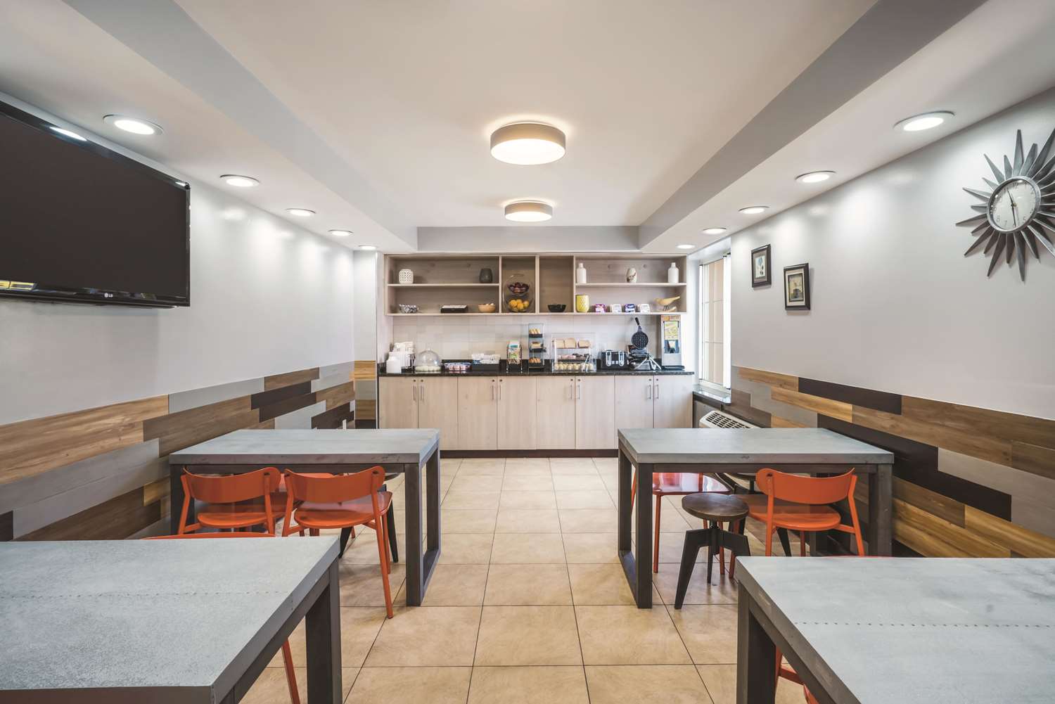 La Quinta Inn & Suites by Wyndham Brooklyn Downtown 18/24