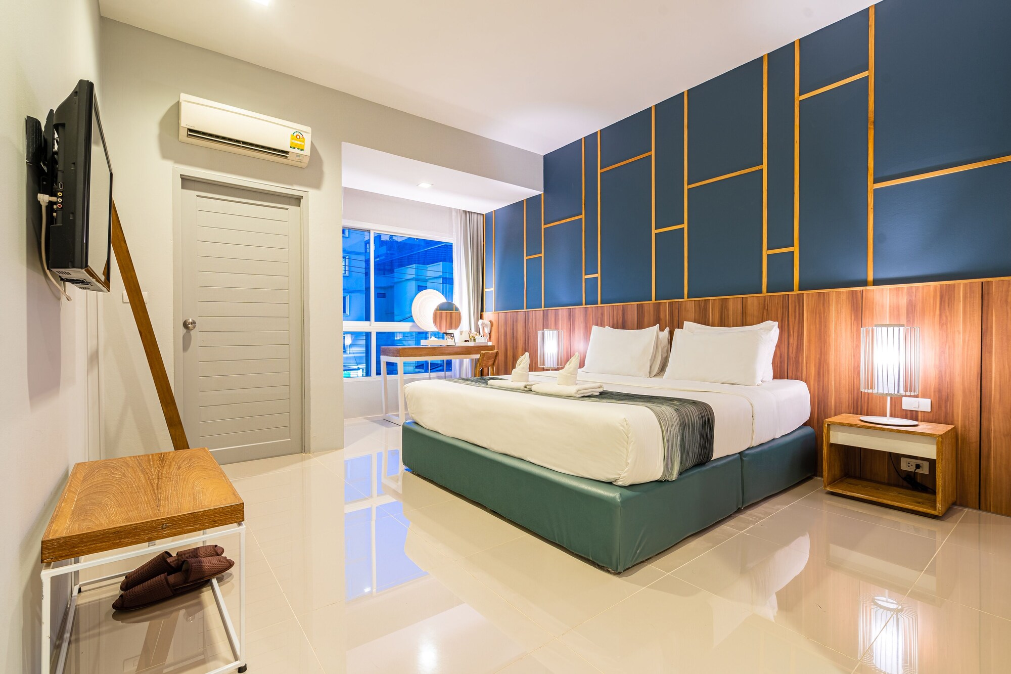DELUXE, DOUBLE BED