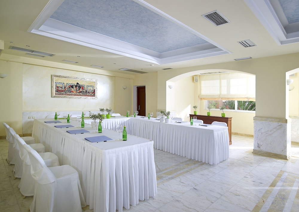 Avantis Suites Hotel 12/50