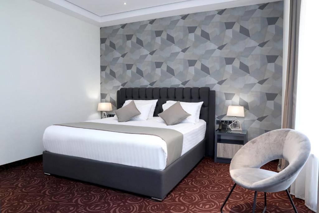 Suite, King Bed, Living Area, 3 Balconies, Hot Tub