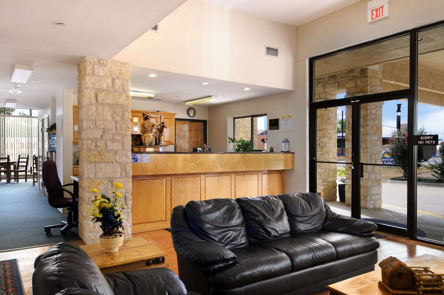 Days Inn Suites Llano 3/36