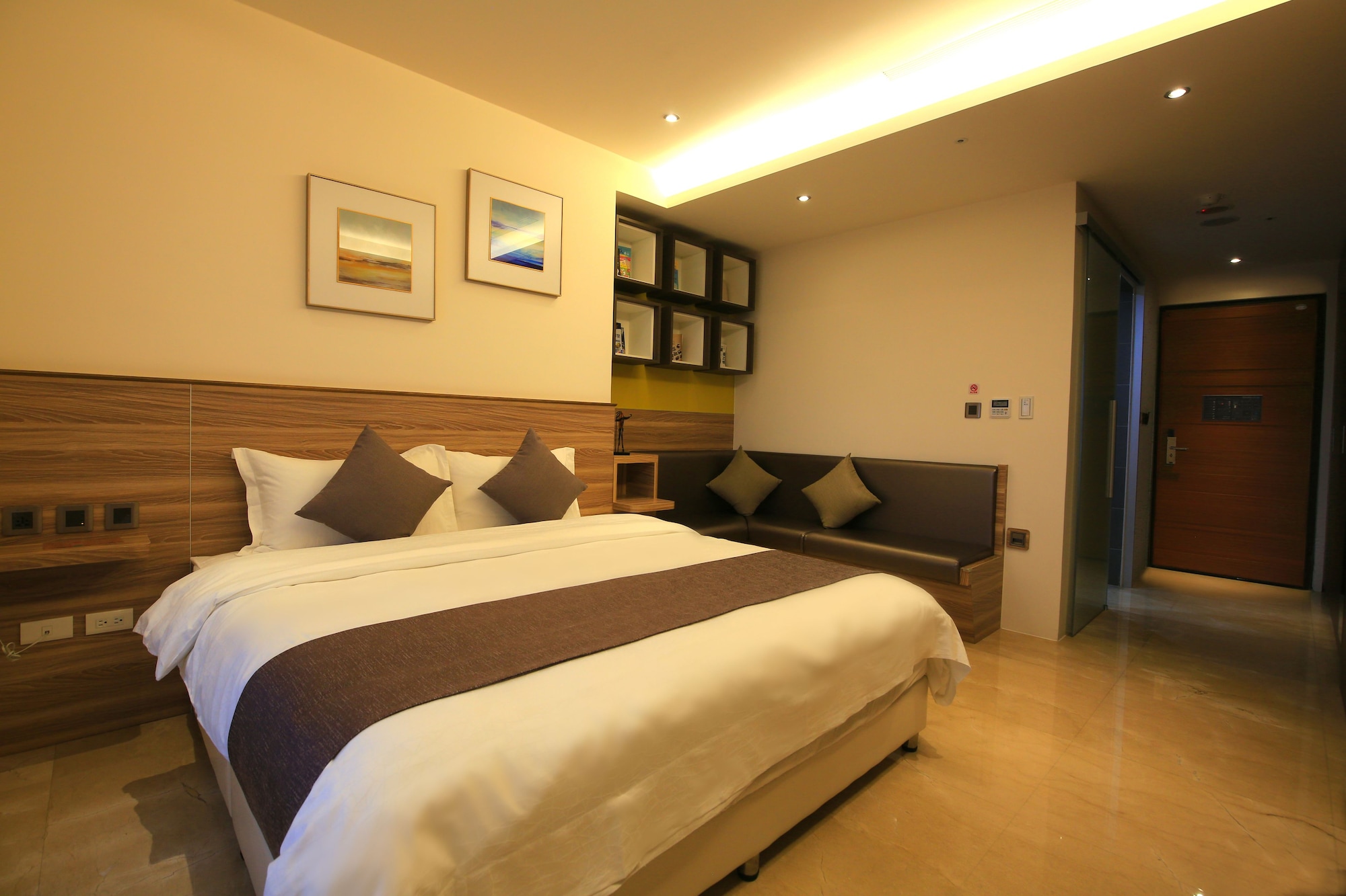 SUPERIOR, QUEEN BED, CITY VIEW, BALCONY