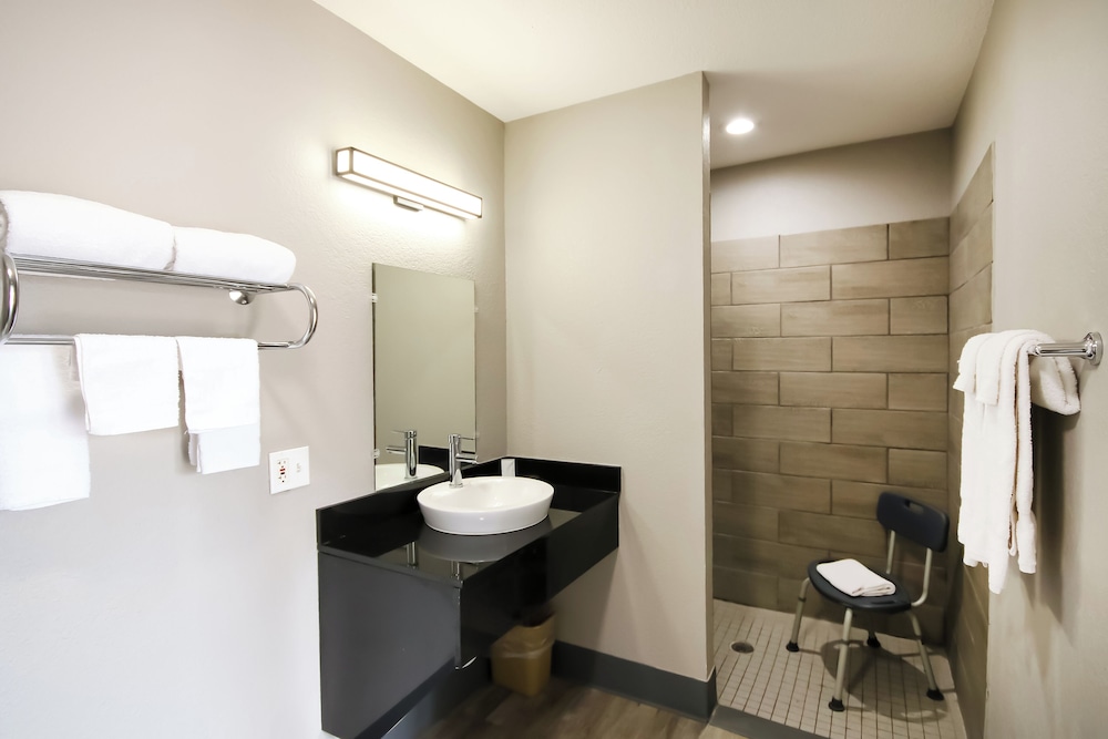 غرفة بسرير كوين للمدخنين، Motel6 Topeka, KS - Northwest 5/5