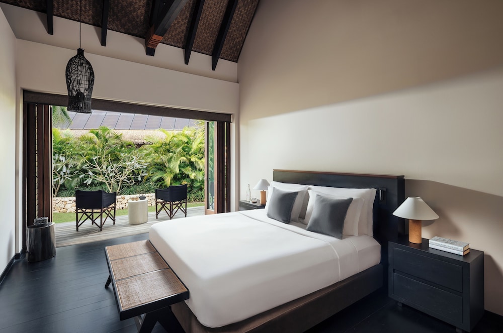 Pool Residence, 6 Bedrooms, 6 Queen Beds, Beach Front