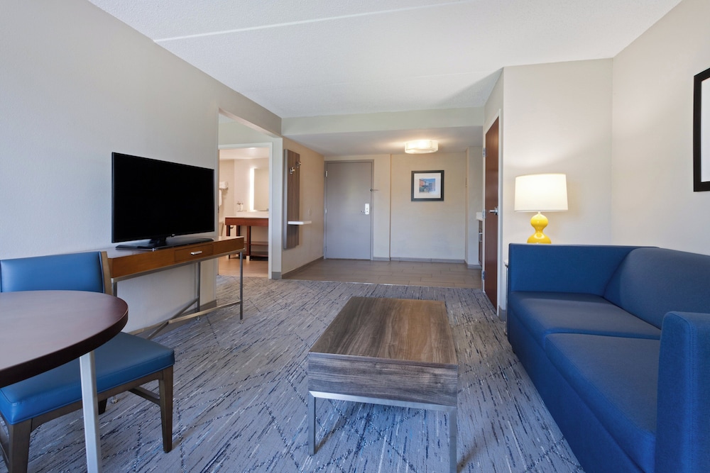 Holiday Inn Express and Suites Cincinnati Riverfront, an IHG Hotel 45/64
