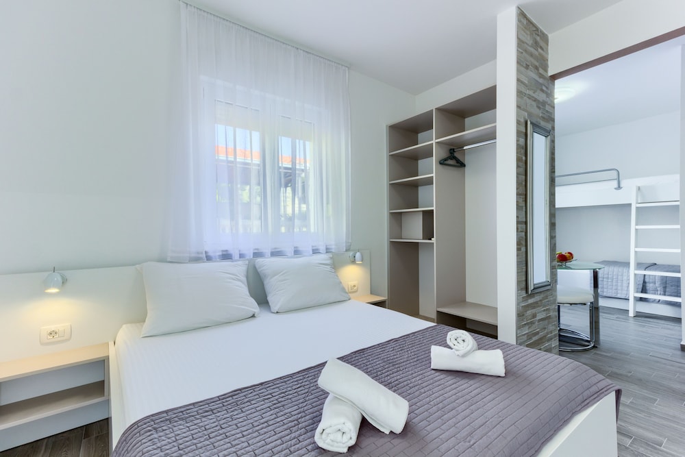 Stipe Aparthotel 26/81