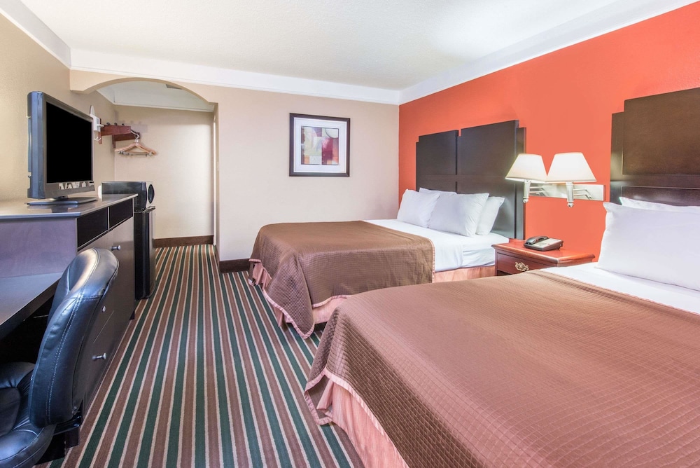 Howard Johnson by Wyndham Historic Lake Charles 25/44