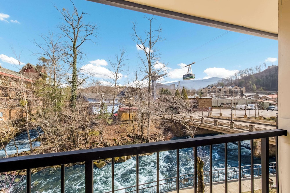 Econo Lodge Inn and Suites On The River 34/61
