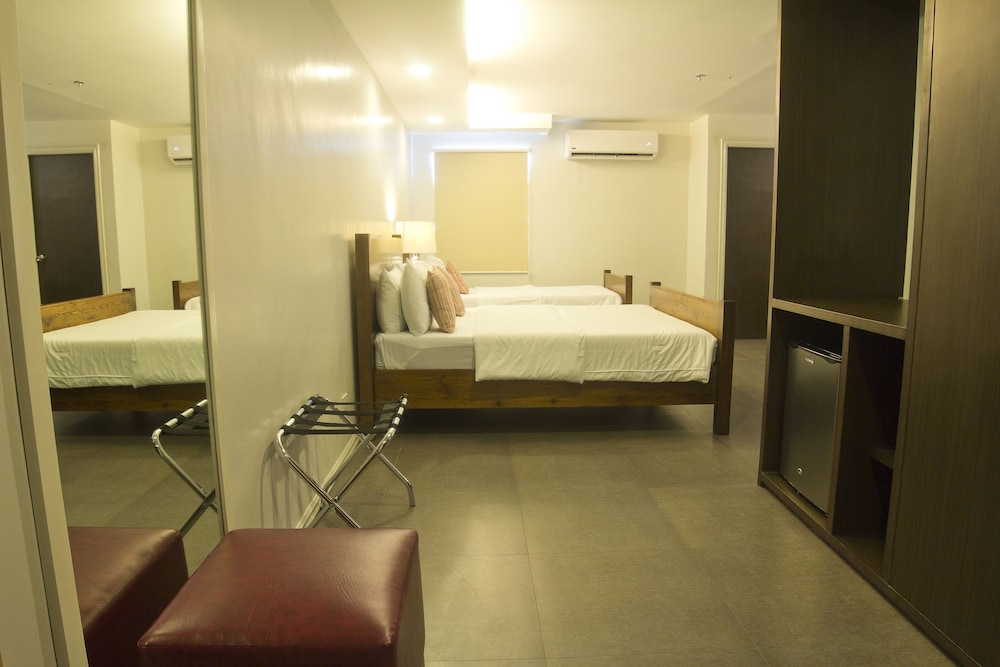 Nichols Airport Hotel 22/61