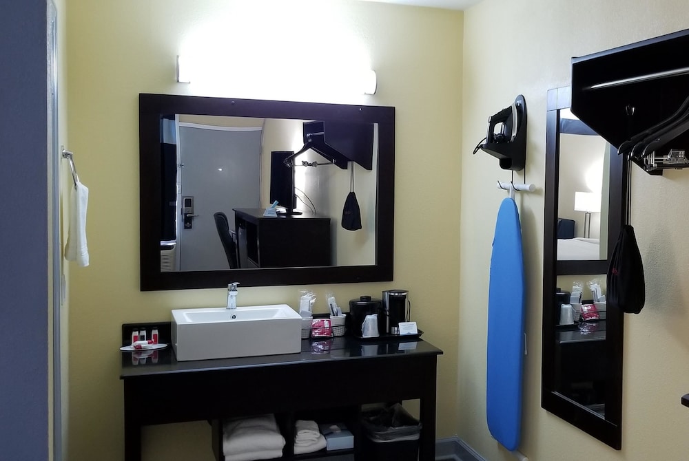 Days Inn by Wyndham Muscle Shoals 17/32