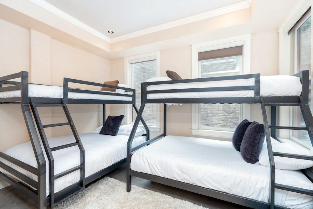 3 Bedrooms, 2 Double and Twin Beds, King and Queen Bed, The Auberge Residences at Element 52 4/6