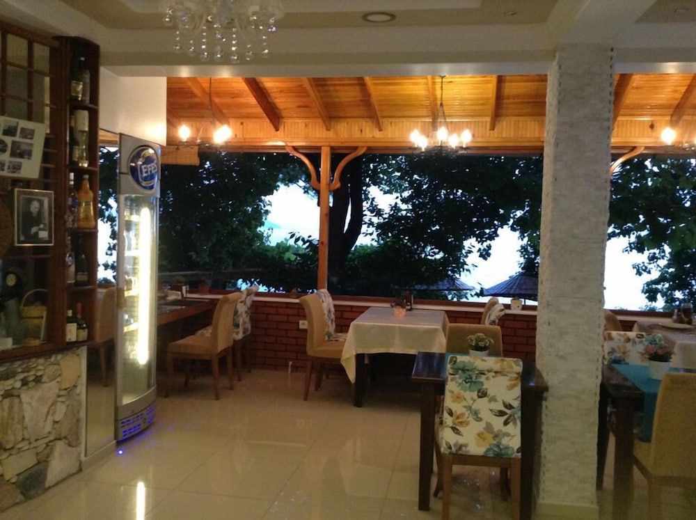Hotel Mola 18/30
