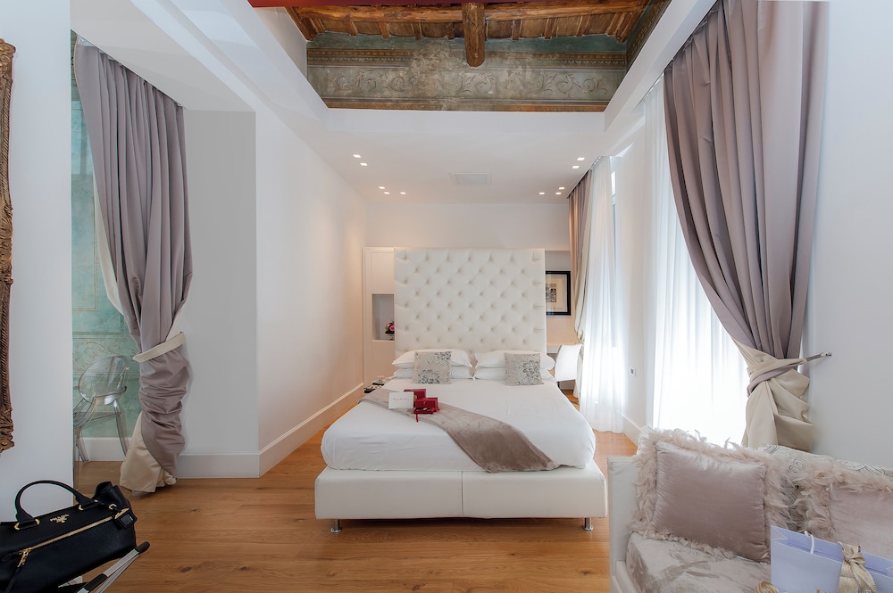 DELUXE, SUITE