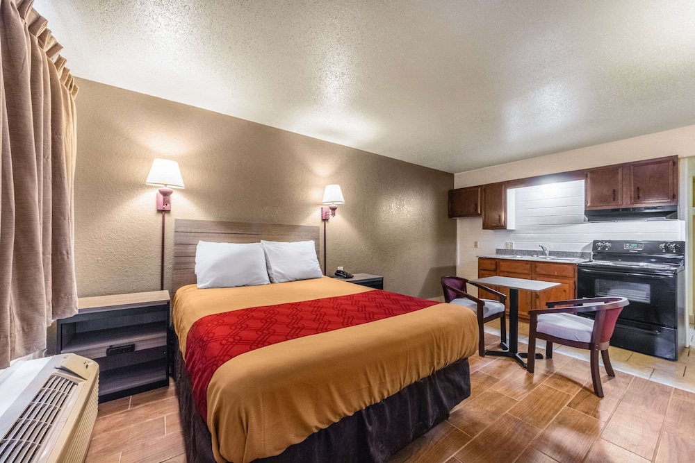 Econo Lodge San Marcos University Area 25/31