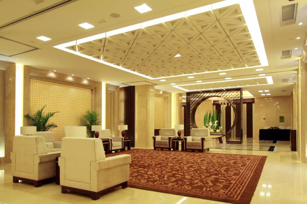 Lobby at Luxemon Xinjiang Yindu Hotel, URUMQI