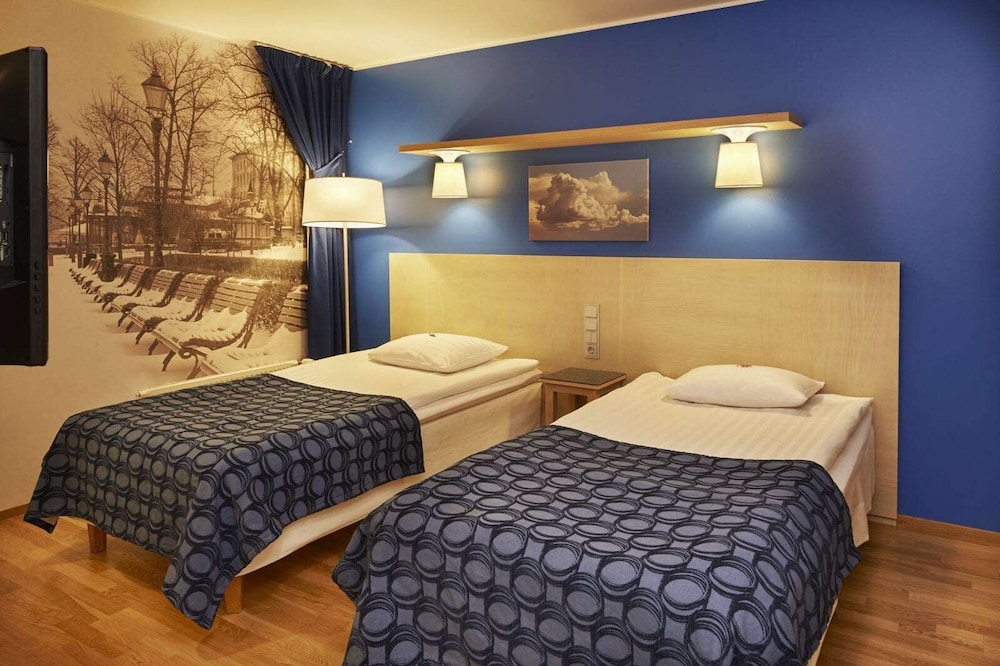 ROOM, QUEEN BED, NO WINDOW