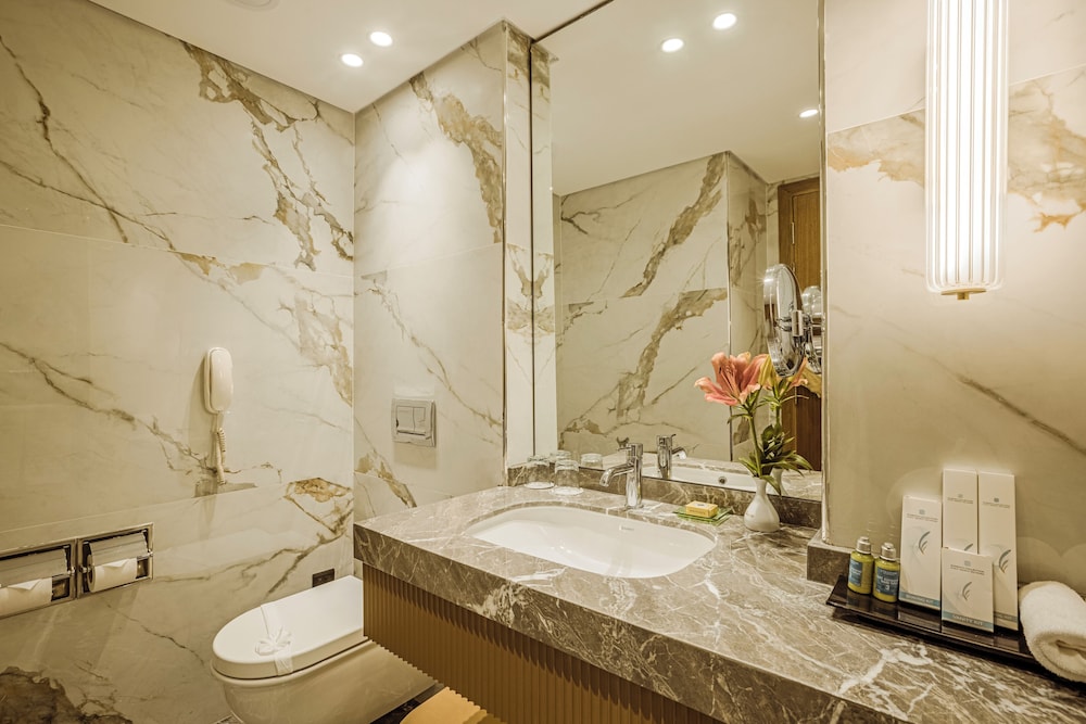 Royal, Elite, King Bed, Lateral Side Nile View، Sonesta St George Hotel 6/9